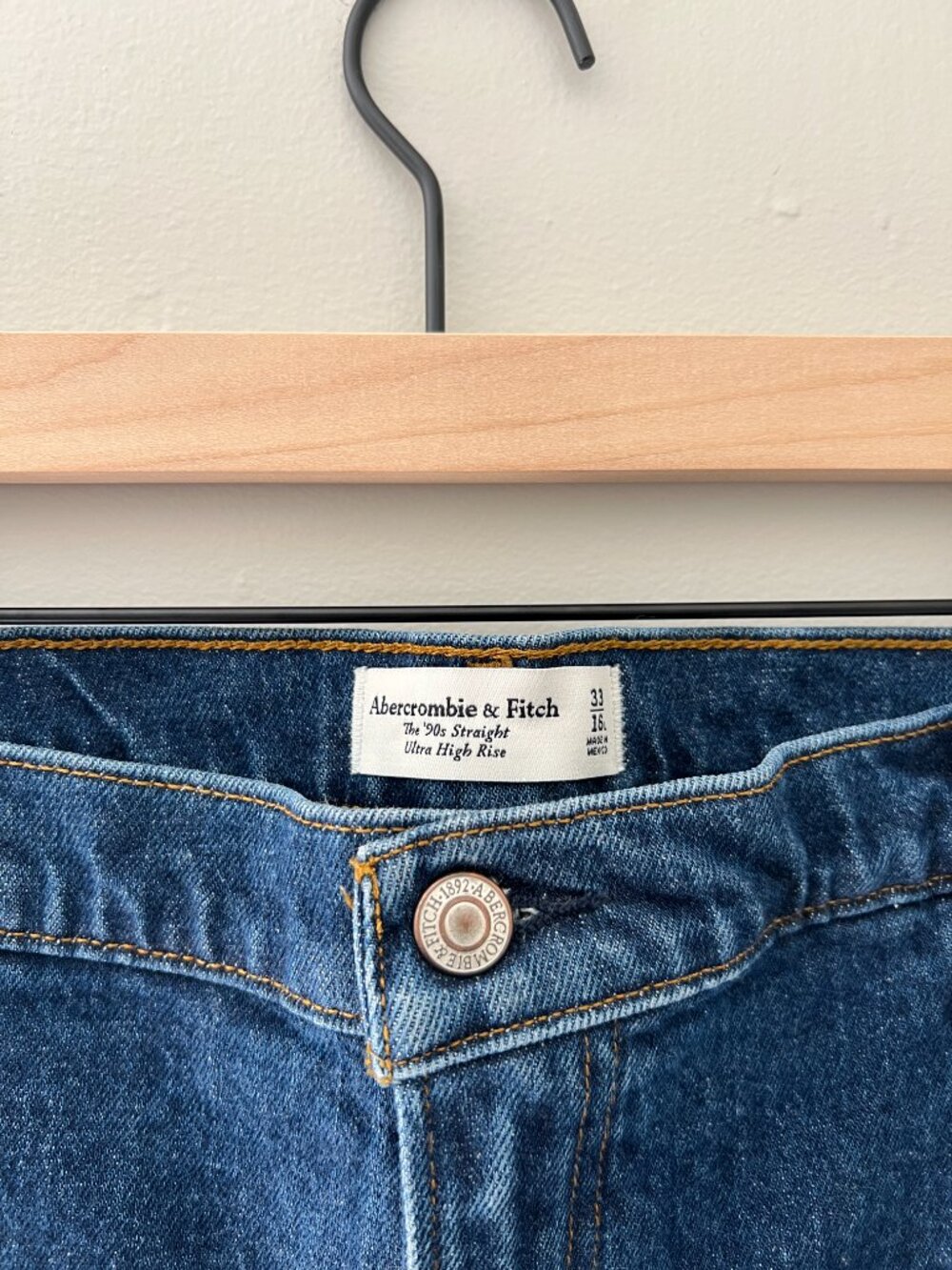 NWOT Abercrombie & Fitch The 90's Straight Ultra High Rise Jeans - 33/16 Long - Picture 3 of 5